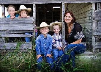 Pioneer woman and kids